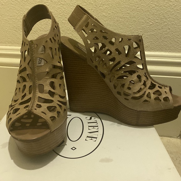 Pre-loved Steve Madden high heels taupe elastic band - Picture 2 of 4